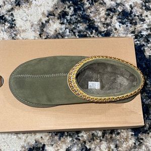 W TASMAN BURNT OLIVE COLOR BRAND NEW SIZE 8